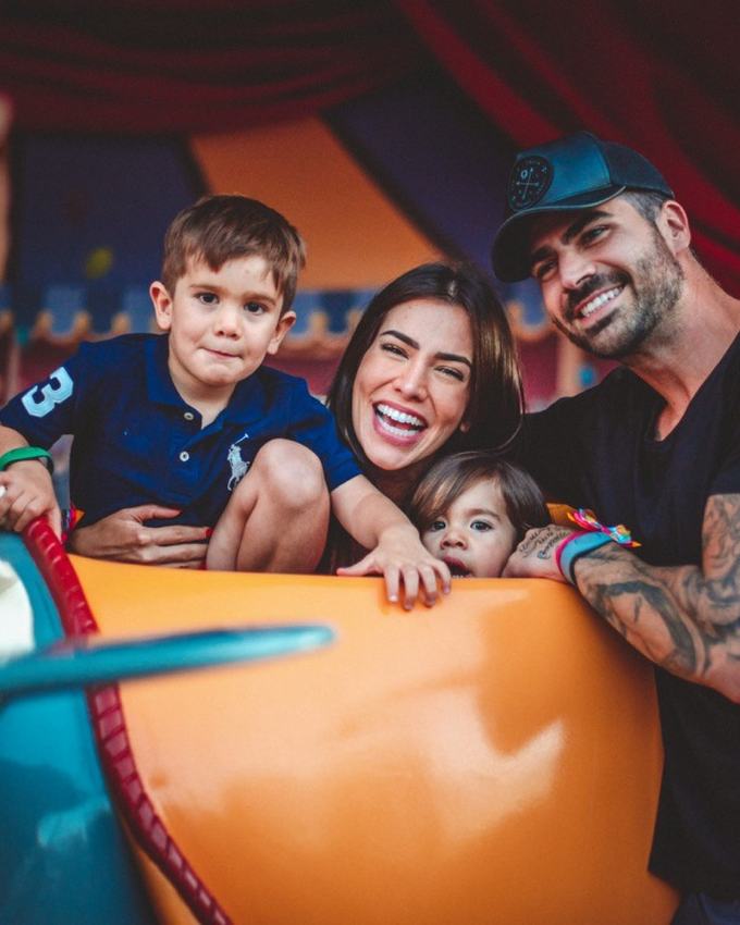 Adriana Sant'Anna e Rodrigão com os filhos em uma atração