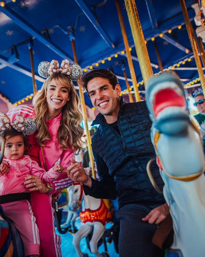 Kaká e Carol com a filha no carrossel do Magic Kingdom