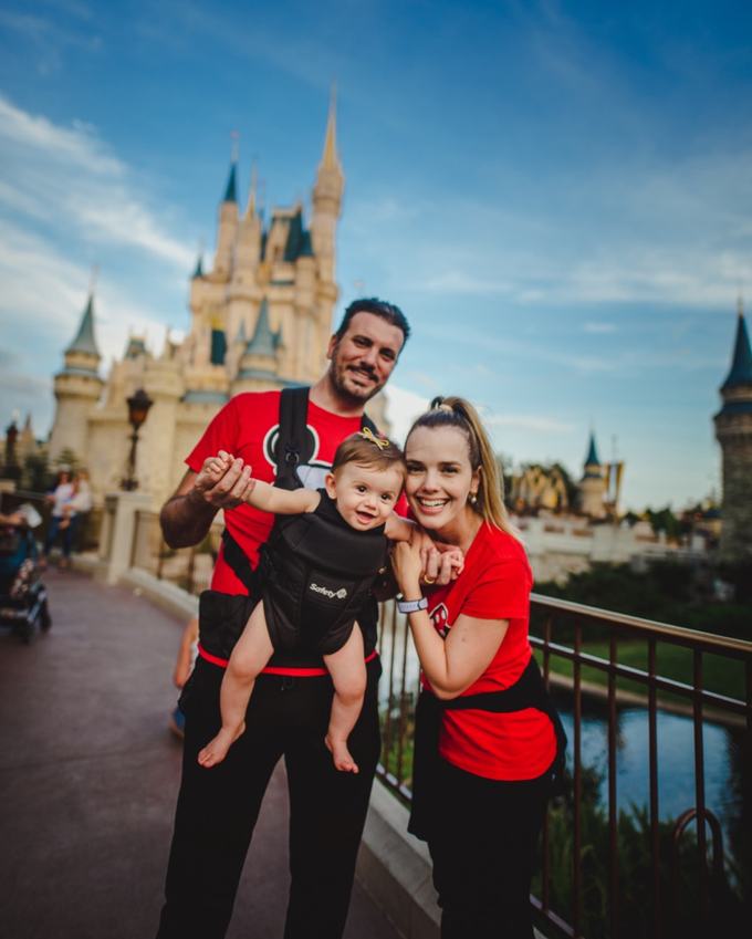 Thaeme e Fábio com a filha em frente ao castelo
