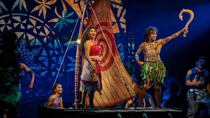 Espetáculo musical a bordo, com atores fantasiados em um cenário de barco