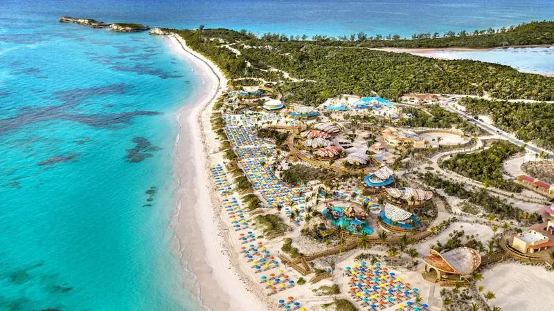 Vista aérea de uma ilha com praia de areia branca e mar turquesa