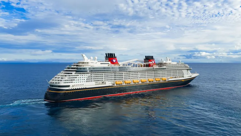 Vista aérea do navio Disney Destiny em mar aberto sob um céu de nuvens