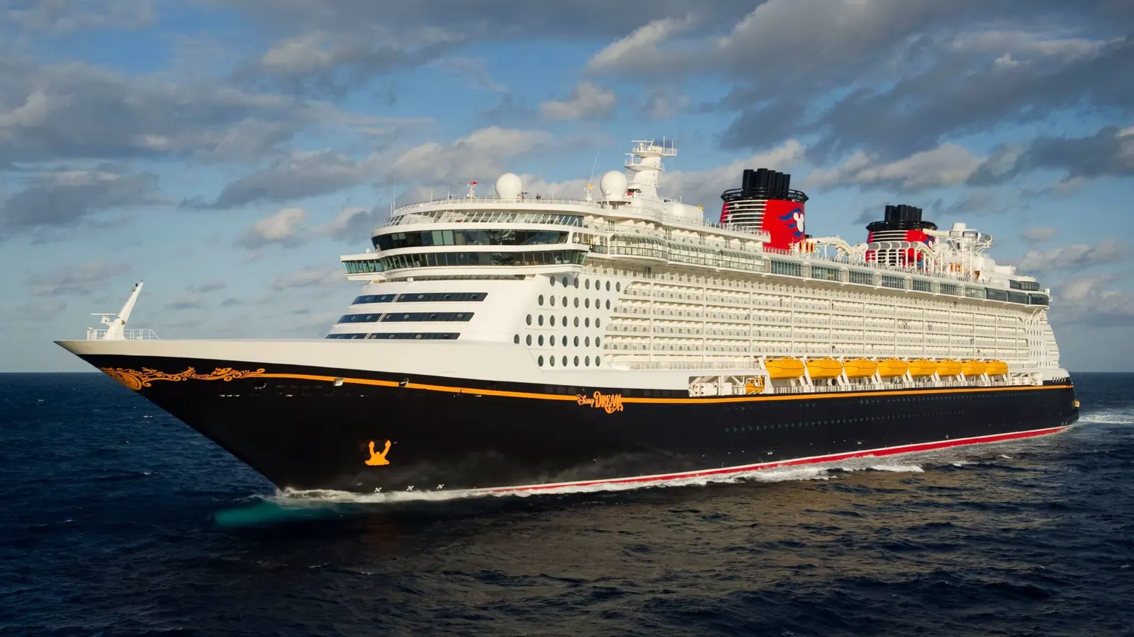 Vista do navio Disney Dream, com casco preto e dourado e duas chaminés vermelhas