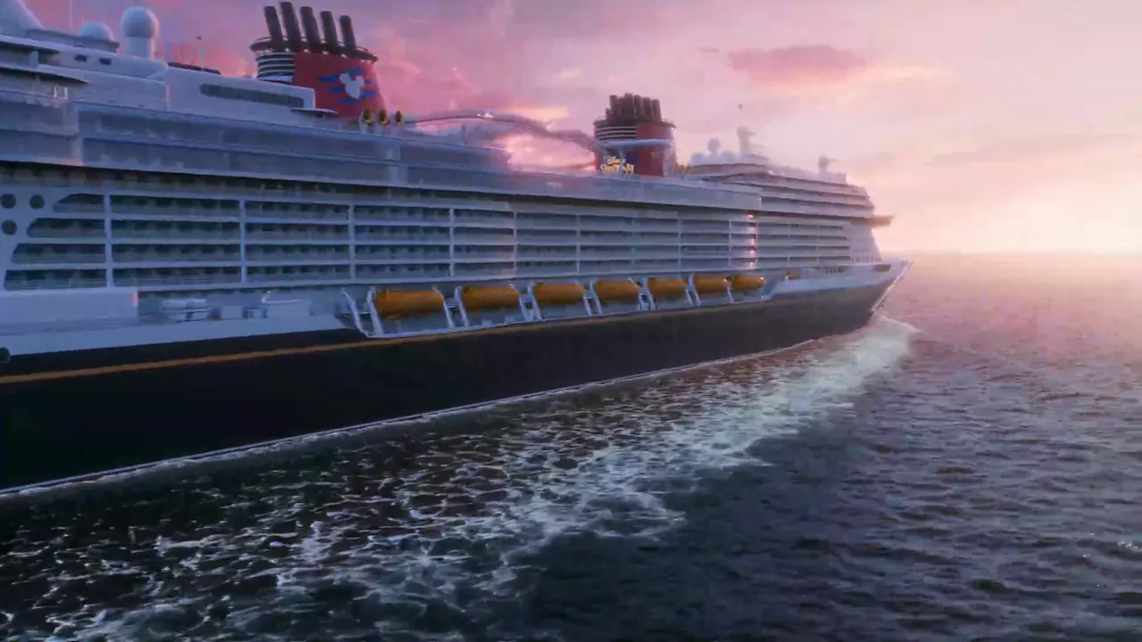 Navio Disney Destiny navegando ao entardecer, sob um céu rosa e roxo