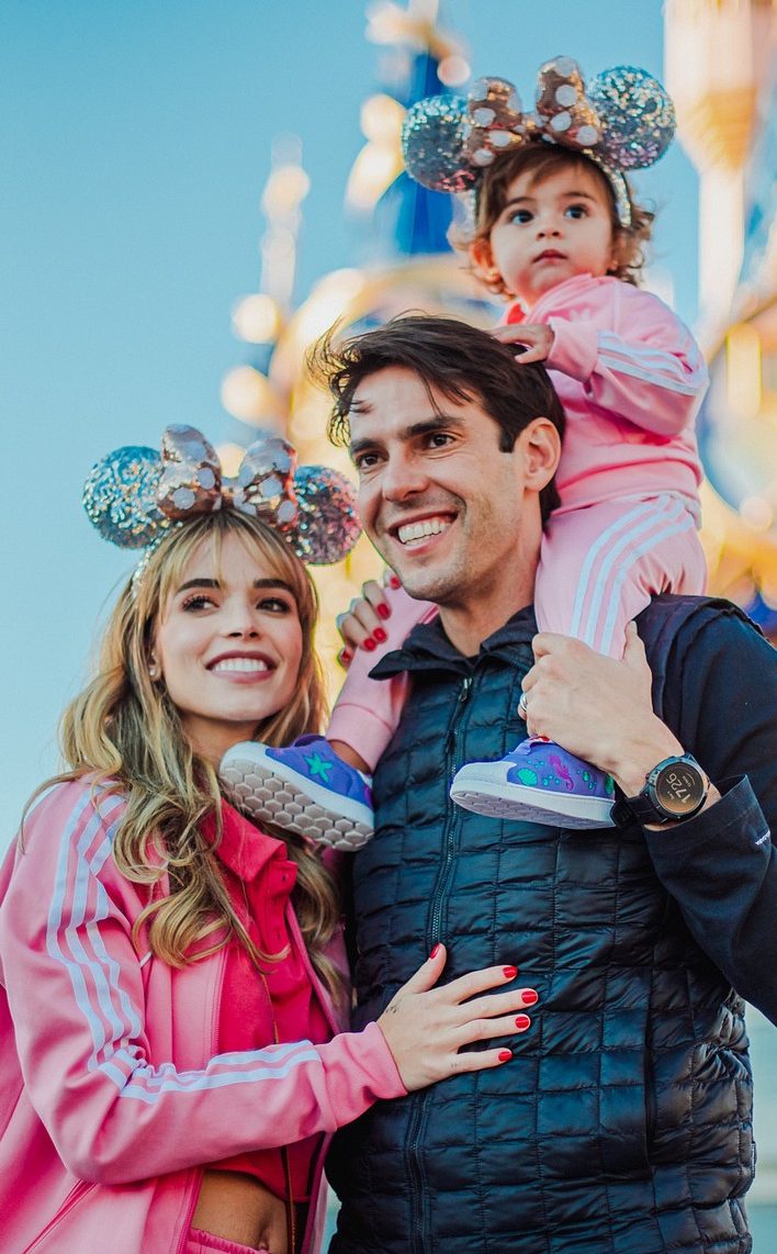 Família de clientes da LineArt em frente ao castelo no Magic Kingdom