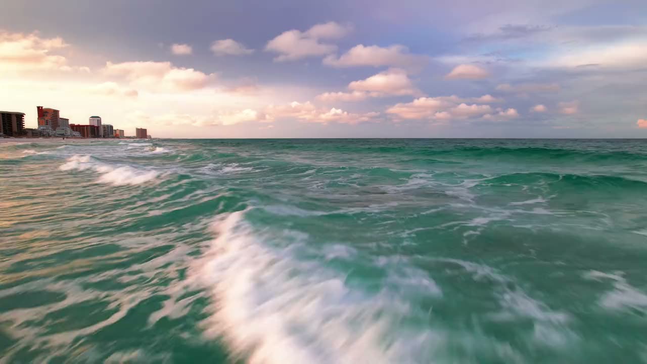 Ondas do mar e a orla ao entardecer