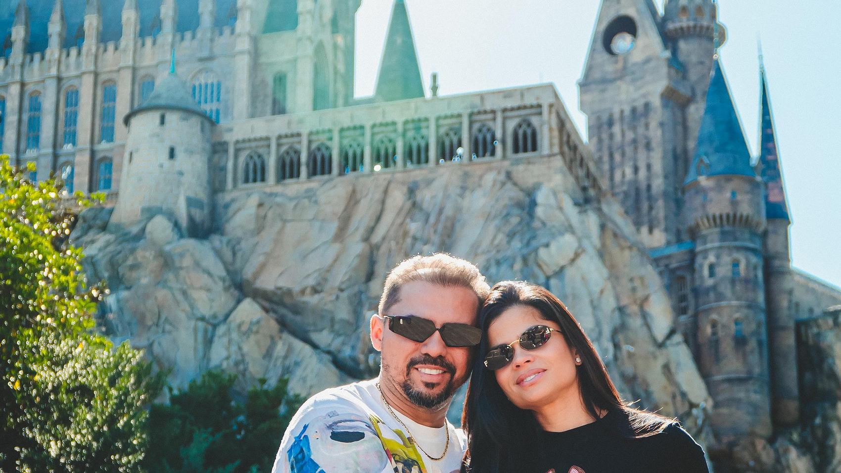 Casal de clientes da LineArt em frente ao castelo no Islands of Adventure